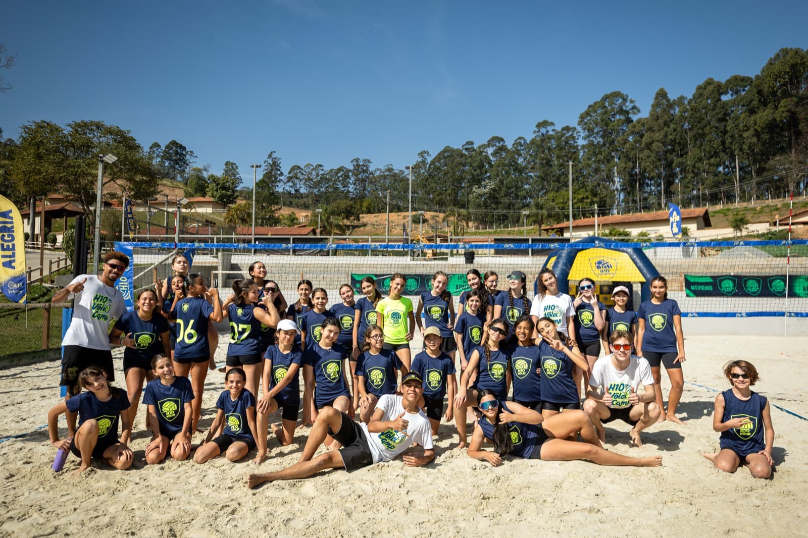 Acampantes na arena de praia
